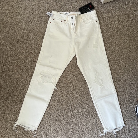Women’s Levi’s BNWT Wedgie Straight White Distressed Denim - Picture 2 of 5
